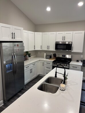 Refrigerador, microondas, horno y parrilla de estufa 