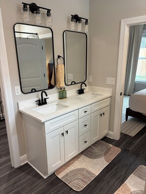 2 habitaciones, tabla de planchar con plancha, wifi y ropa de cama 