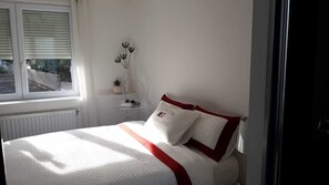 1 bedroom, iron/ironing board, WiFi, bed sheets - Charming T2 top floor near Beach & Market (Pornichet)