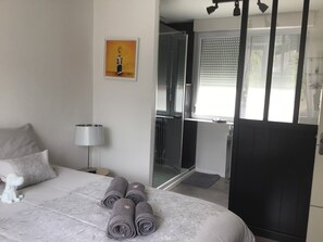 1 bedroom, iron/ironing board, WiFi, bed sheets - Charming T2 top floor near Beach & Market (Pornichet)