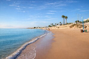 Chaises longues, serviettes de plage