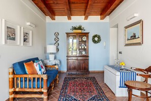 Smart TV, books - 
Family Friendly Sicilian Escape.Private Saltwater Pool, Garden & Beaches Nearby (Avola)
