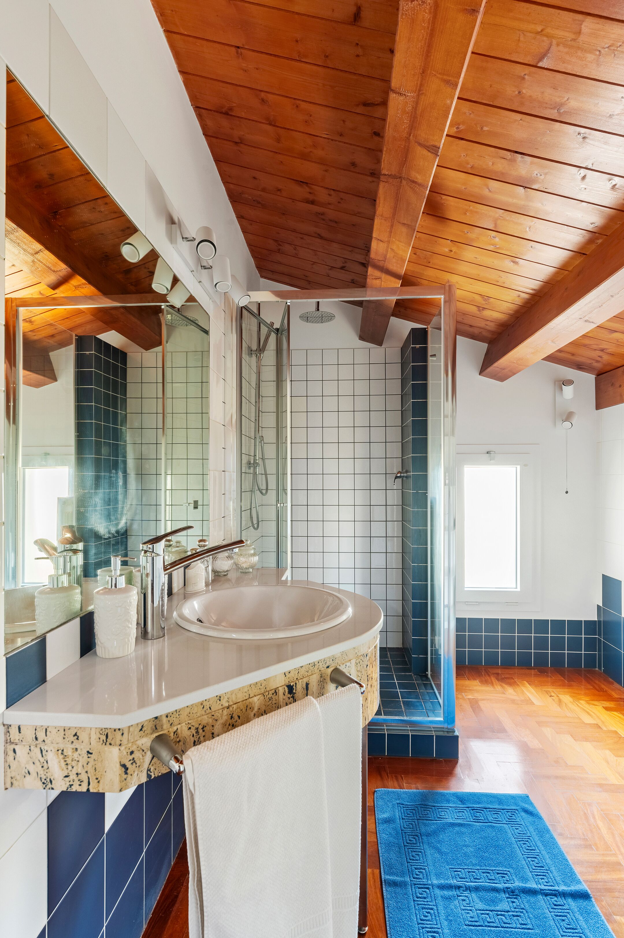 Douche, sèche-cheveux, bidet, serviettes fournies