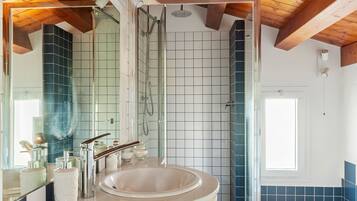 Douche, sèche-cheveux, bidet, serviettes fournies