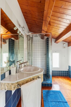 Douche, sèche-cheveux, bidet, serviettes fournies