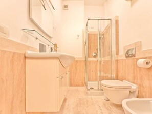 Shower, hair dryer, bidet, towels - Oidu - Cagliari Suites 2 (Cagliari)