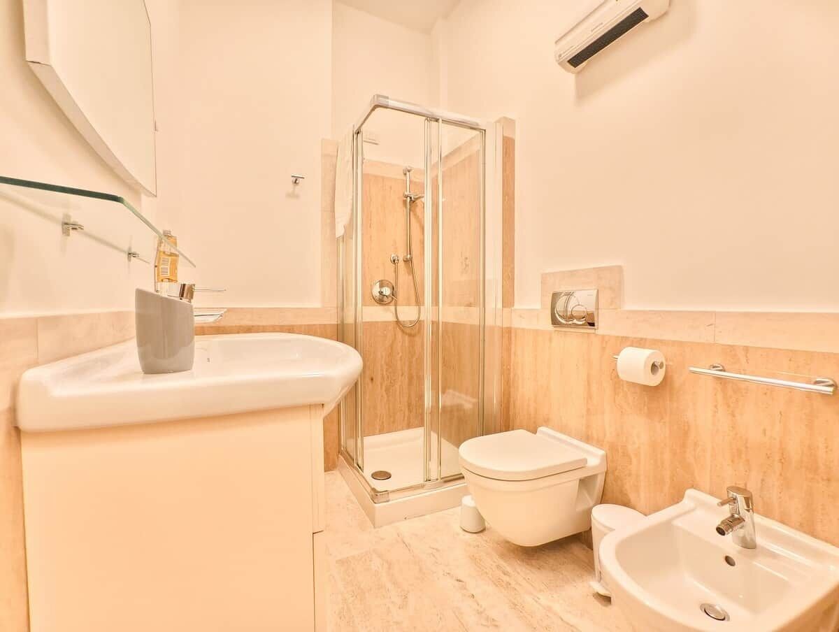 Bruser, hårtørrer, bidet, håndklæder