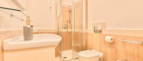 Douche, sĂšche-cheveux, bidet, serviettes fournies