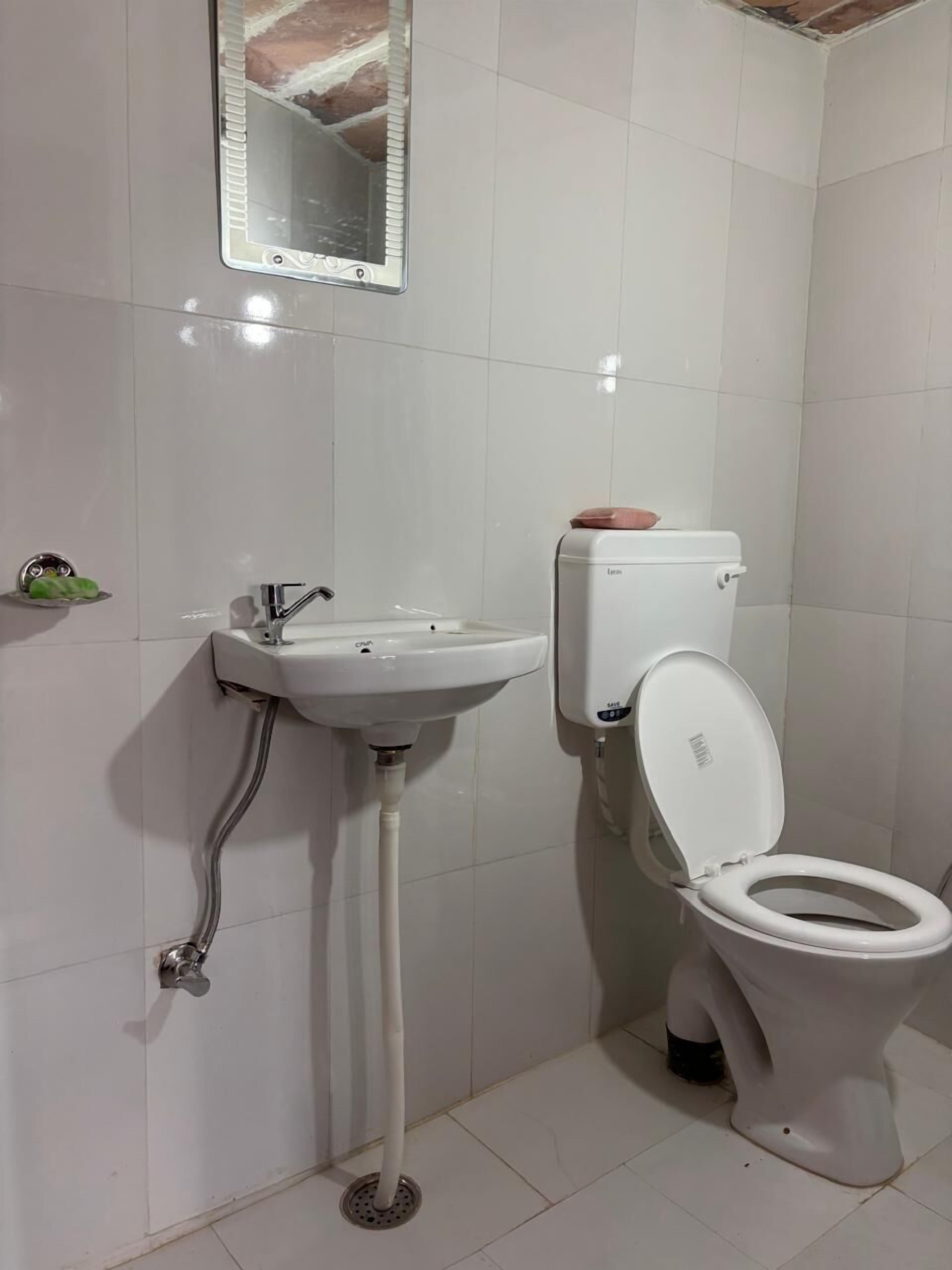 Quarto família, vista para o jardim | Banheiro | Chinelos 