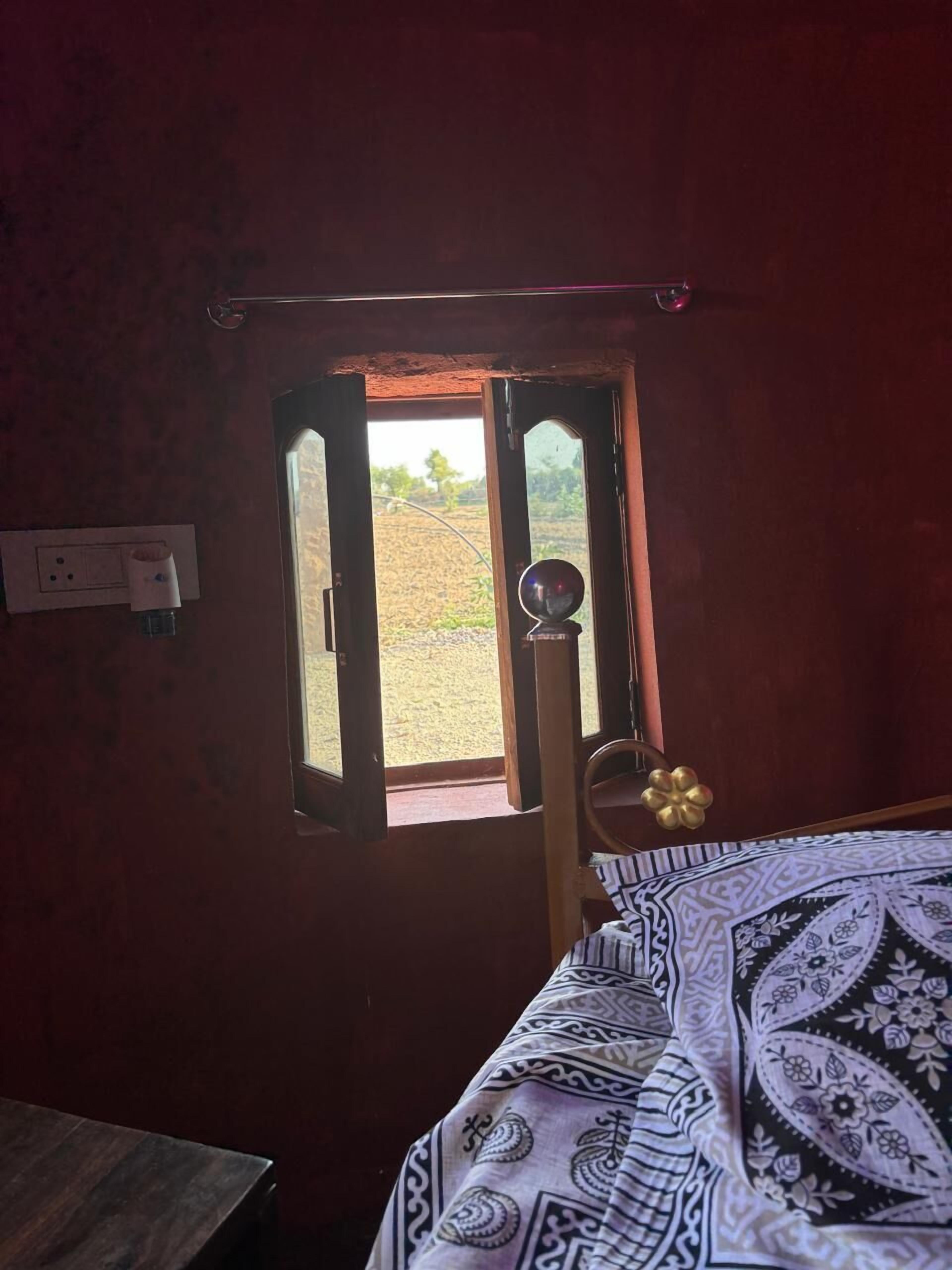 Espai de treball apte per a portàtils i planxa i posts de planxar 