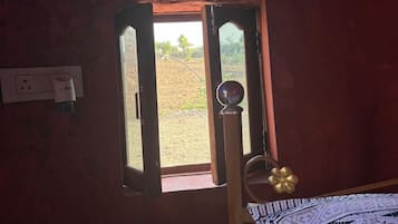 Skrivebord for bærbar PC, strykejern/-brett og wi-fi (inkludert)