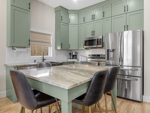 Modern Luxury & Downtown Convenience