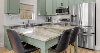 Modern Luxury & Downtown Convenience