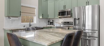 Modern Luxury & Downtown Convenience