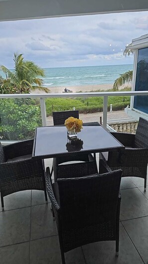 Outdoor dining - Biggest Oceanfront Apartment with Terrance Beach Acess and Parking (Miami Beach)
