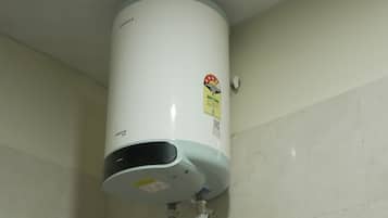 Standard-Doppelzimmer | Badezimmer | Dusche, Handtücher