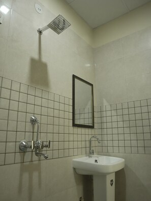 Superior-Doppelzimmer | Badezimmer | Dusche, Handtücher