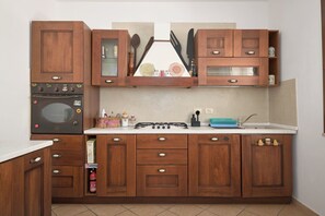 Fridge, microwave, oven, stovetop - Cozy apartment in Sorso, ideal for families, close to the sea (Sorso)