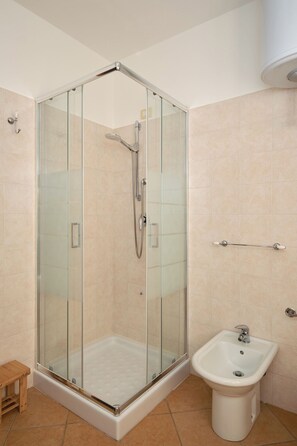 Shower, hair dryer, bidet, towels - Cozy apartment in Sorso, ideal for families, close to the sea (Sorso)