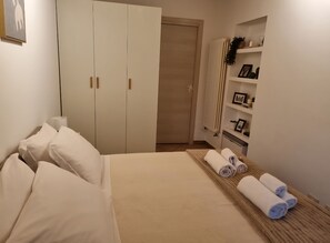 2 makuuhuonetta, silitysrauta/-lauta, Wi-Fi, vuodevaatteet