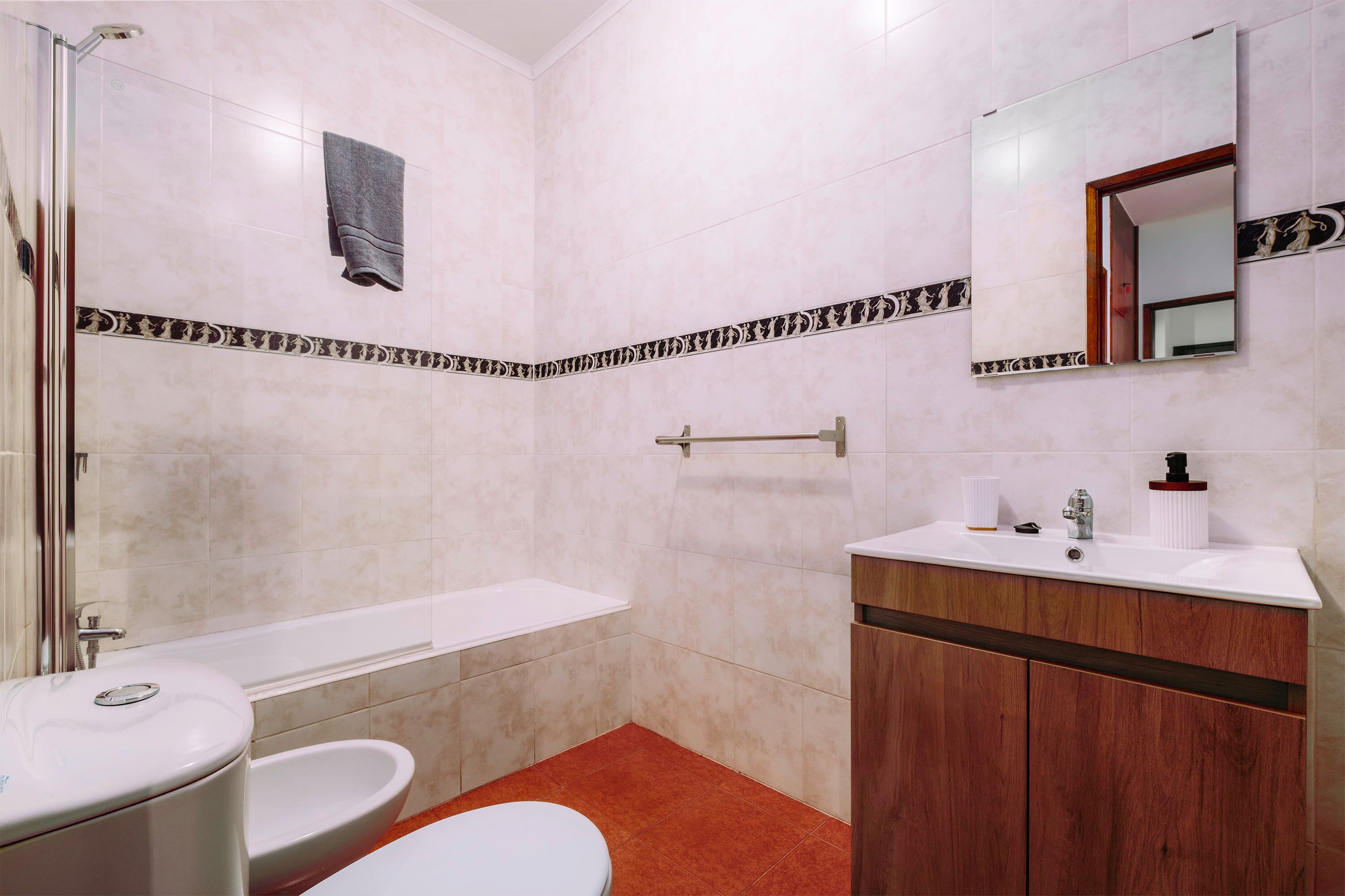 Een douche, een haardroger, handdoeken, zeep