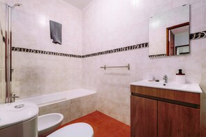 Een douche, een haardroger, handdoeken, zeep