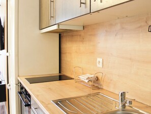 Een koelkast, een microgolfoven, een oven, een vaatwasser