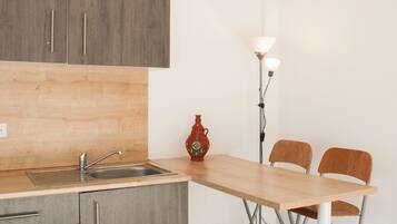 Frigorífico, microondas y horno