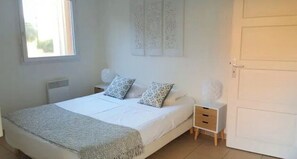 2 bedrooms, iron/ironing board, WiFi - 46m² with terrace - residence with pool (Porto-Vecchio)