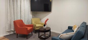 Living area - Lavish 2-bedroom apartment close to Mayo Clinic in charming Rochester with AC (Rochester)