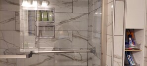 Hair dryer, towels, soap, toilet paper - Lavish 2-bedroom apartment close to Mayo Clinic in charming Rochester with AC (Rochester)