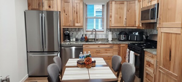 Private kitchen - Lavish 2-bedroom apartment close to Mayo Clinic in charming Rochester with AC (Rochester)