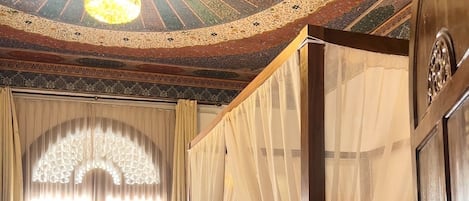 Suite Deluxe, vistas a la piscina | Minibar, caja fuerte, cortinas opacas y sistema de insonorización