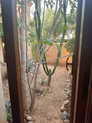 خزنة داخل الغرفة ومساحة عمل للكمبيوتر المحمول وستائر تعتيم