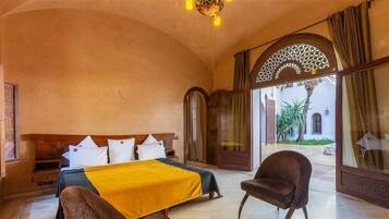 Kahden hengen deluxe-huone | Minibaari, tallelokero huoneessa, pimennysverhot, äänieristys