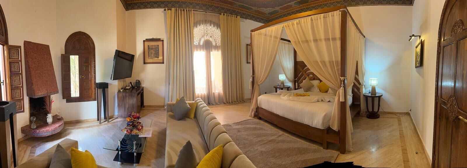 خزنة داخل الغرفة ومساحة عمل للكمبيوتر المحمول وستائر تعتيم