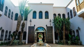 المنشأة من الخارج