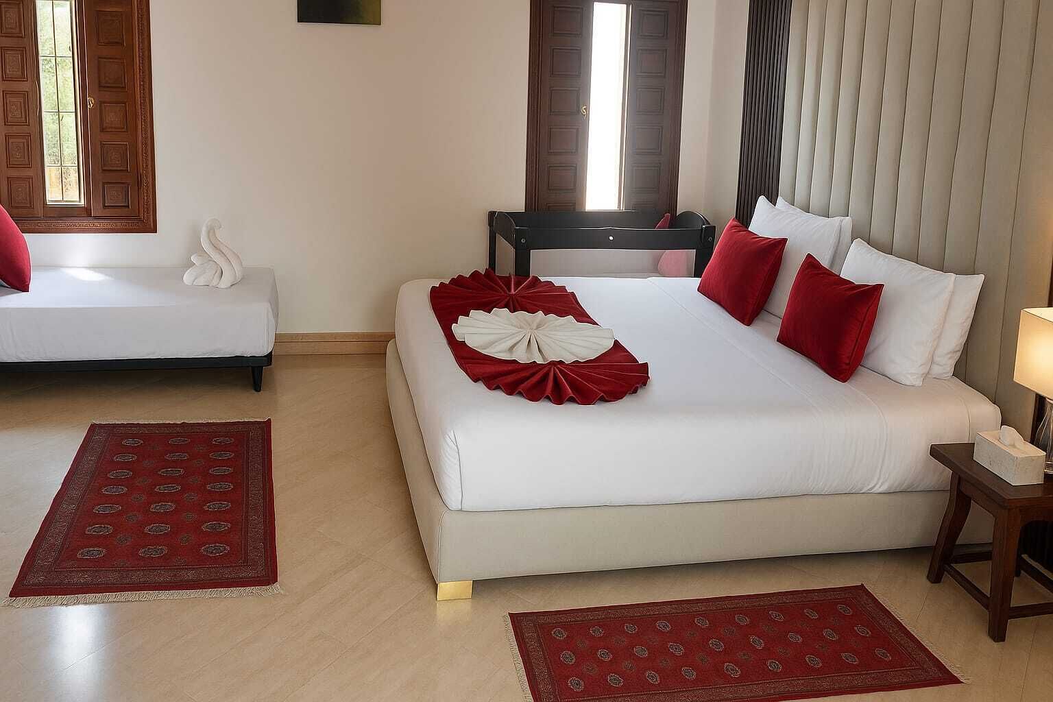 خزنة داخل الغرفة ومساحة عمل للكمبيوتر المحمول وستائر تعت يم