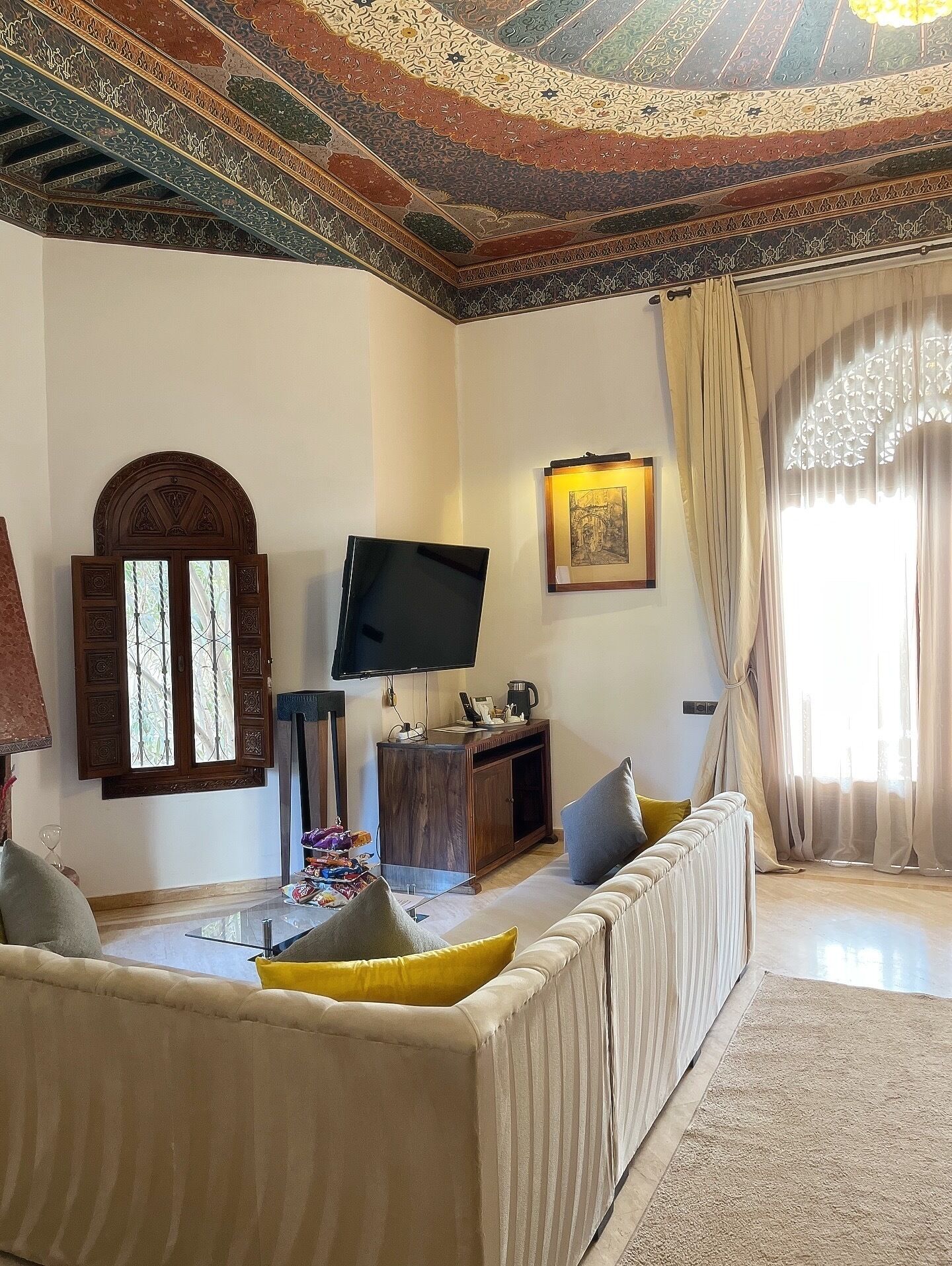 Suite Deluxe, vista a la alberca | Área de sala de estar | Televisión de pantalla plana 