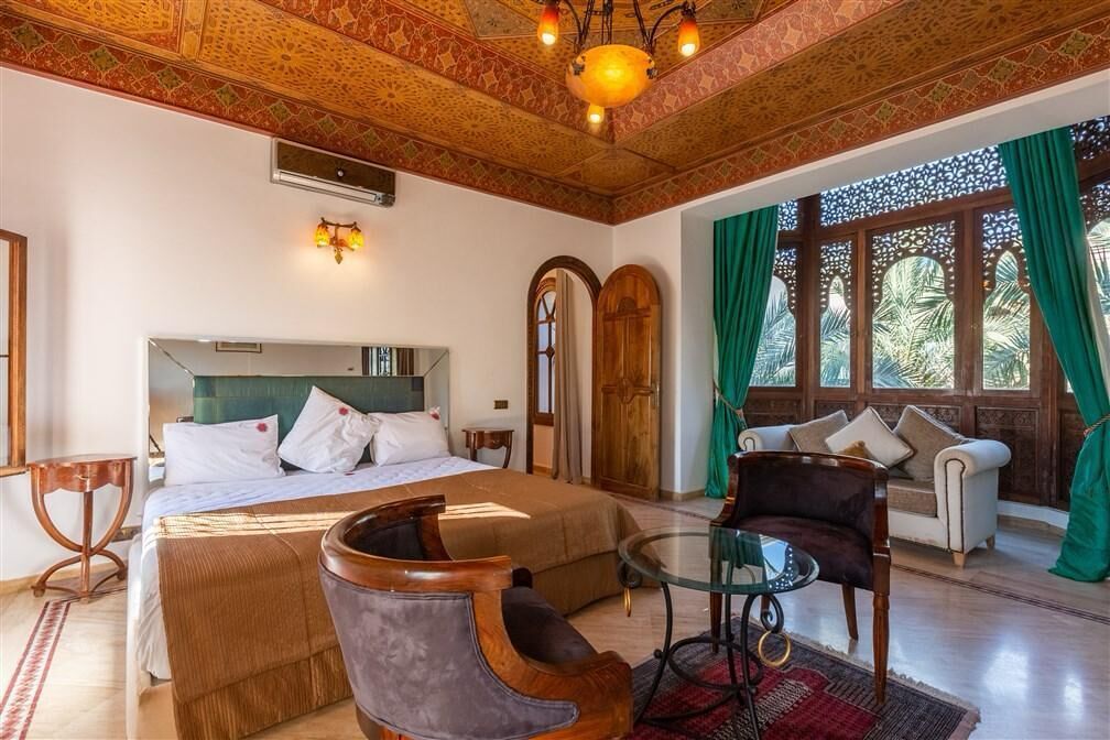 خزنة داخل الغرفة ومساحة عمل للكمبيوتر المحمول وستائر تعتيم