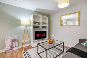 Living area - 1-Bed Flat-7 min Walk to Farringdon Station (London)