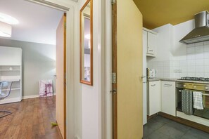 Fridge, microwave, oven, stovetop - 1-Bed Flat-7 min Walk to Farringdon Station (London)