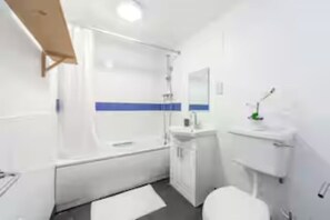 Hair dryer, towels, soap, shampoo - 1-Bed Flat-7 min Walk to Farringdon Station (London)