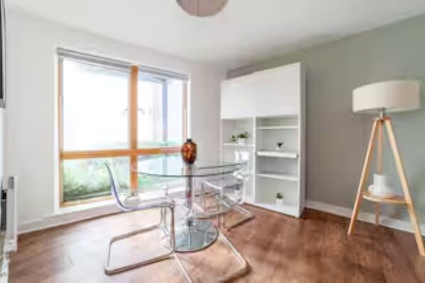 Dining - 1-Bed Flat-7 min Walk to Farringdon Station (London)