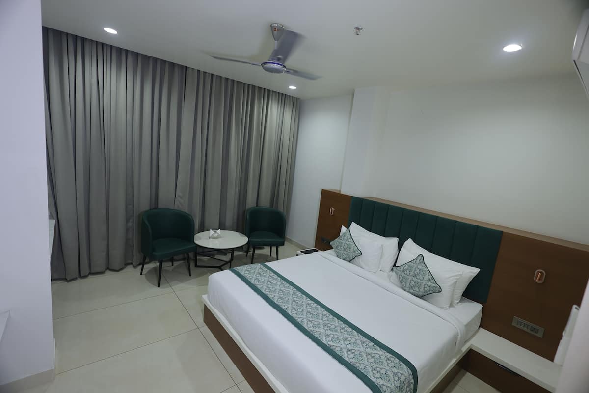 ห้องดีลักซ์ | ผ้าปูที่นอนฝ้ายอียิปต์, เครื่องนอนระดับพรีเมียม, โต๊ะทำงาน