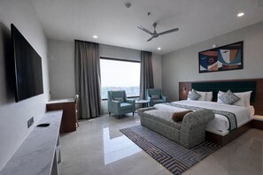 Egyptian cotton sheets, premium bedding, desk, laptop workspace - Hotel The Crown Inn Jhunjhunu (Jhunjhunu)