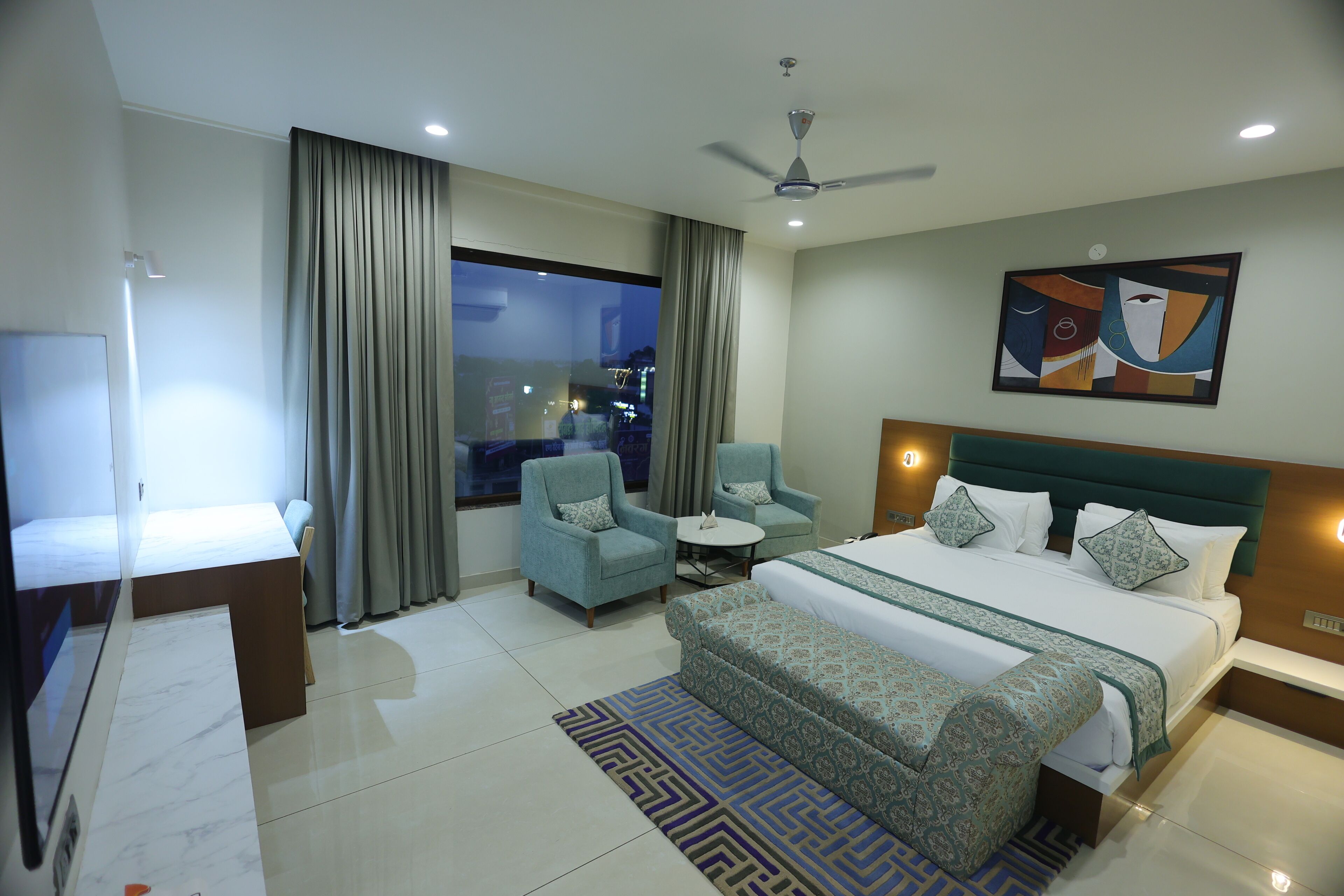 Desk, laptop workspace, free WiFi