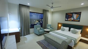 Premium tweepersoonskamer, uitzicht op stad | Een bureau, een laptopwerkplek, gratis wifi