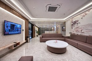 Lobby sitting area - Hotel The Crown Inn Jhunjhunu (Jhunjhunu)