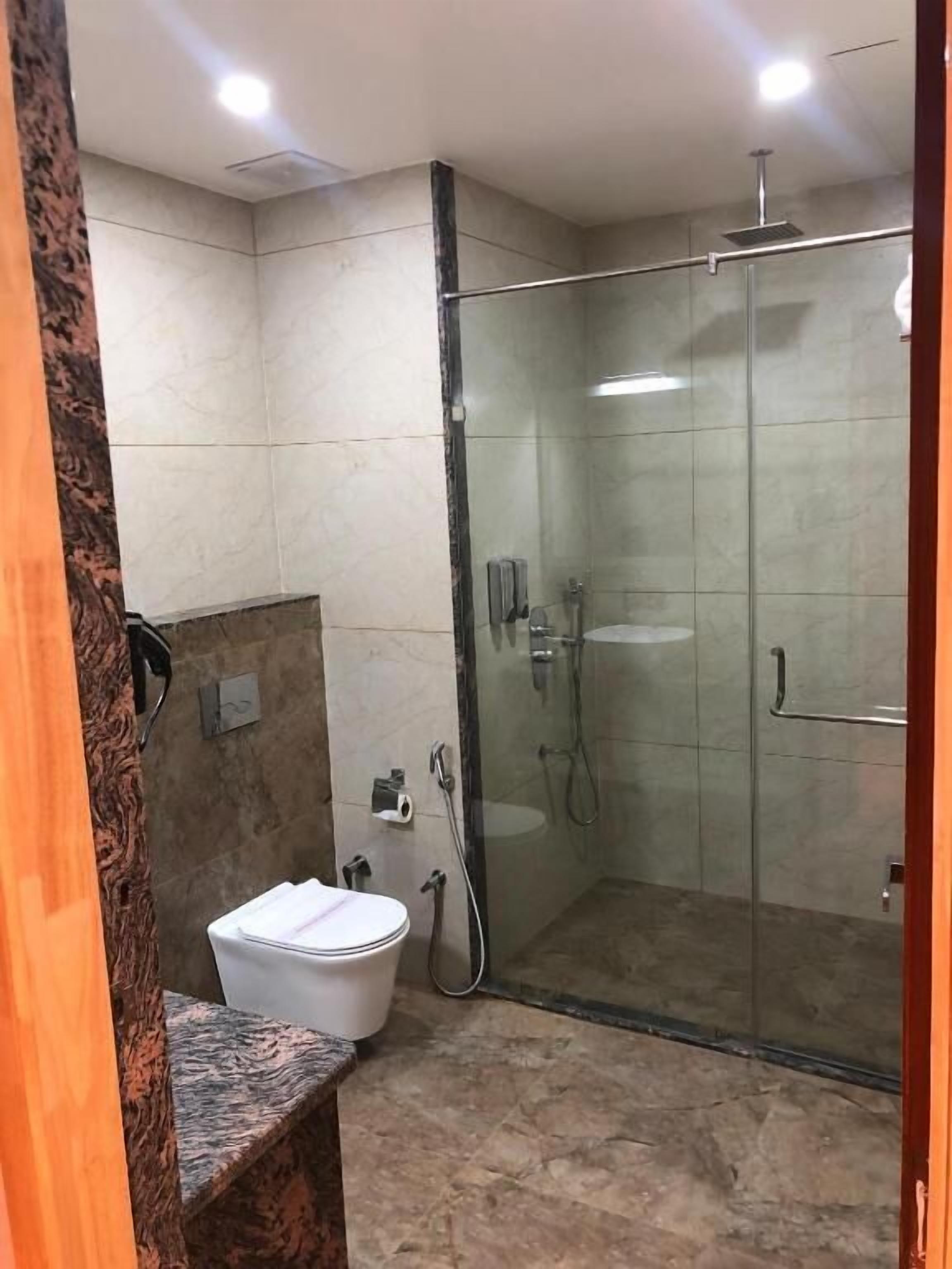 Regadera, amenidades de baño gratuitas, secadora de cabello, toallas 